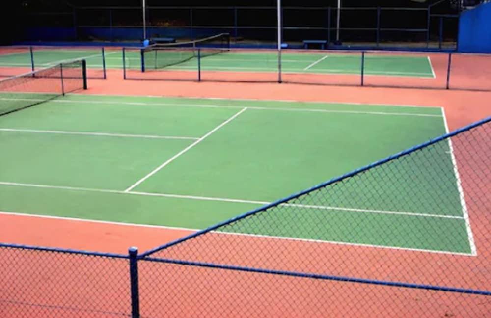 Hotel Senac Ilha Do Boi Vitória Exteriér fotografie Tennis courts