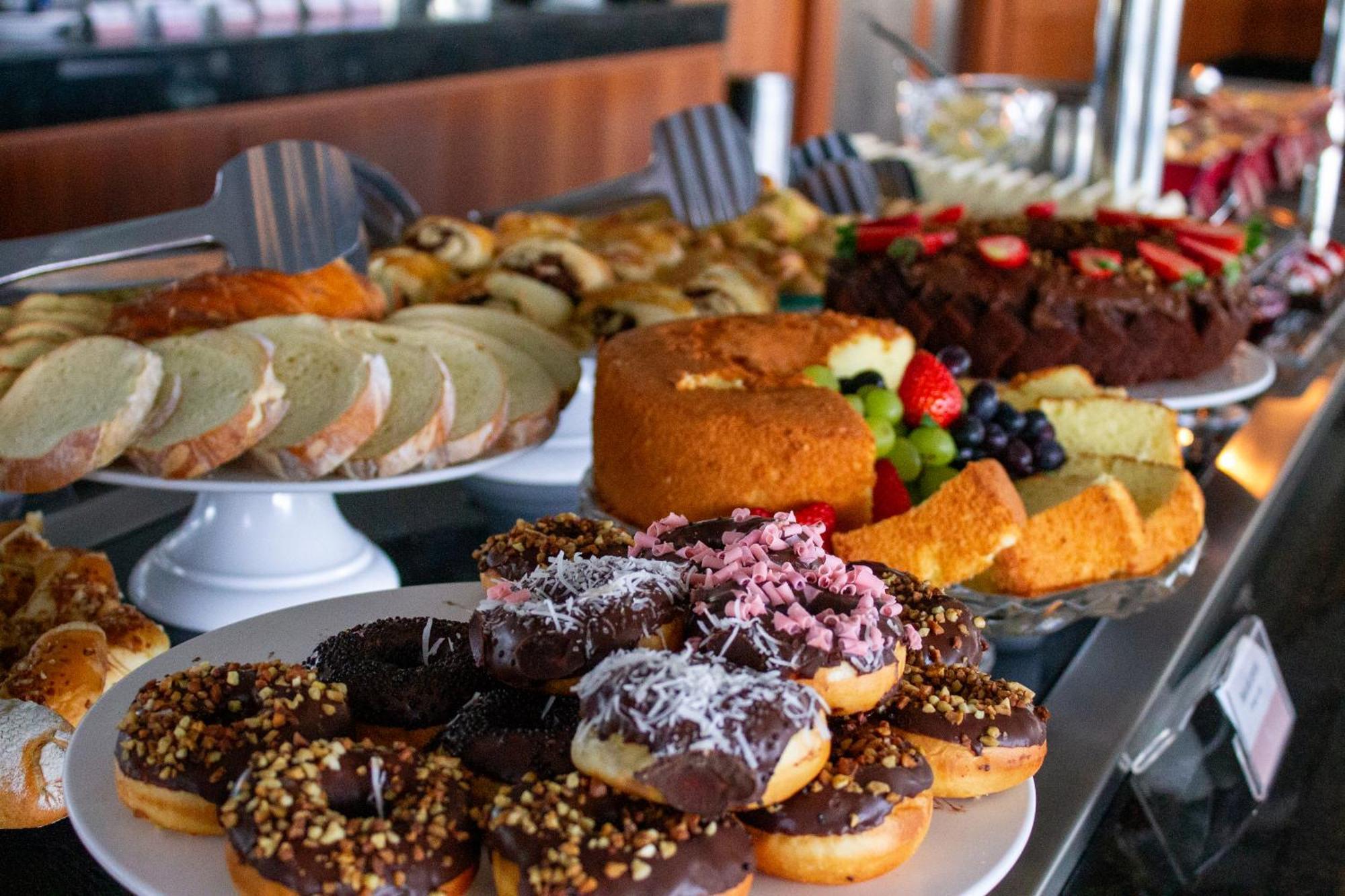 Hotel Senac Ilha Do Boi Vitória Exteriér fotografie A selection of cakes